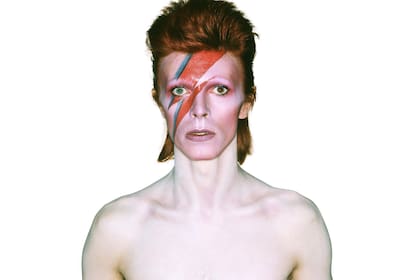 Imagen facilitada por el museo Victoria y Alberto de David Bowie posando para la portada de su disco Aladdin Sane, de 1973. Diseño de Brian Duffy y Celia Philo, con maquillaje de Pierre La Roche