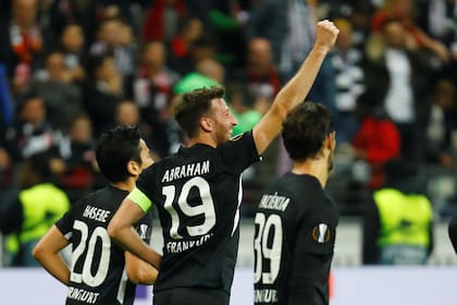 David Abraham marcó el primer gol de Eintracht Frankfurt, que le ganó a St. Lieja por 2-1 por el Grupo F