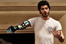 La increíble historia de David Aguilar: el joven que usó piezas de LEGO para construir su propio brazo robótico