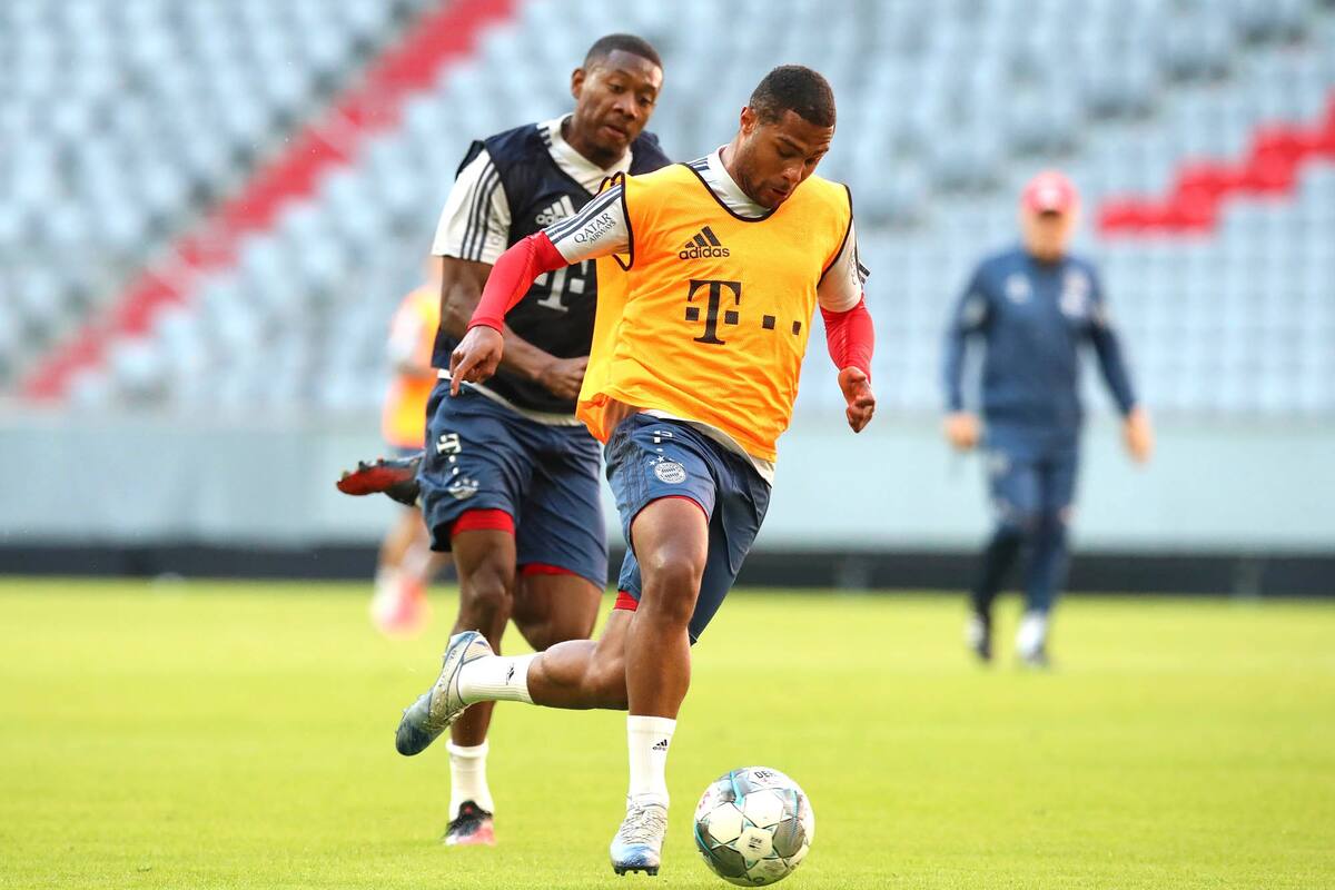 David Alaba del Bayern de Múnich (izq.) y su compañero de equipo Serge Gnabry participan en una sesión de entrenamiento en el Allianz Arena antes del partido de fútbol de la Bundesliga alemana del domingo contra Union Berlin.