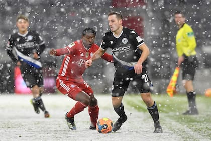 David Alaba del Bayern disputa el balón con Cedric Brunner del Arminia durante el duelo de la Bundesliga el lunes 15 de febrero de 2021 en Munich, Alemania.