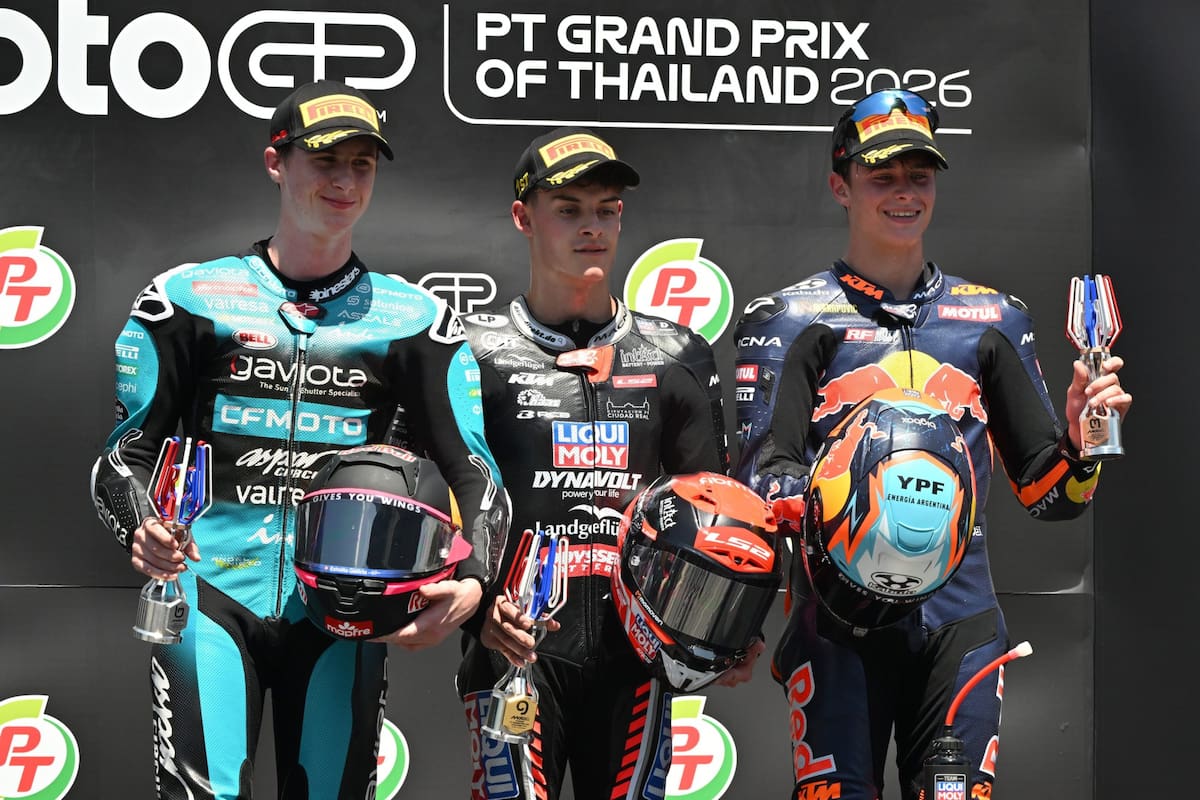 David Almansa , en el centro center, Máximo Quiles, a la izquierda y Valentín Perrone, a la derecha, en el podio tras una final electrizante en el Gran Premio de Tailandia de Moto3. (AP Photo/Kittinun Rodsupan)