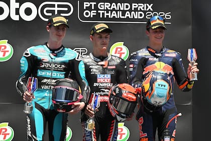 David Almansa , en el centro center, Máximo Quiles, a la izquierda y Valentín Perrone, a la derecha, en el podio tras una final electrizante en el Gran Premio de Tailandia de Moto3. (AP Photo/Kittinun Rodsupan)