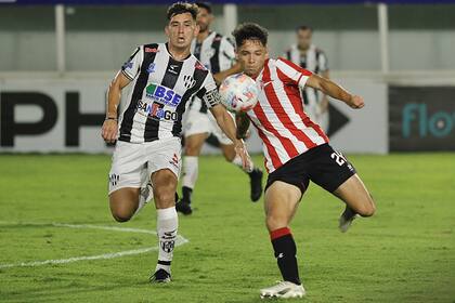 David Ayala, de Estudiantes, intenta progresar ante la marca de Cristian Vega, el mediocampista central de Central Córdoba