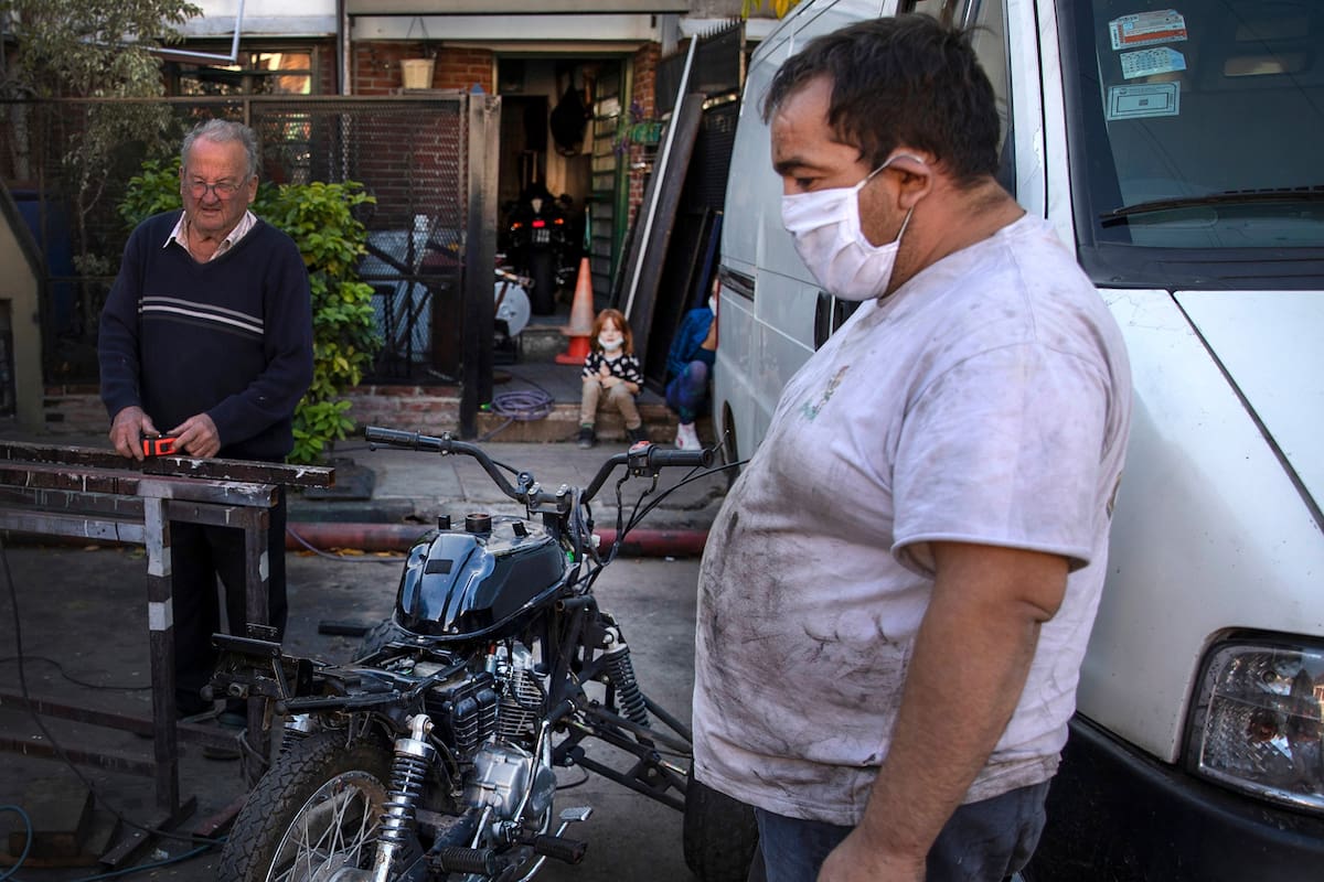DAVID BARÚA, mecánico. Con el taller cerrado, ideó un equipo para desinfectar los pasillos de la villa
