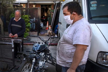 DAVID BARÚA, mecánico. Con el taller cerrado, ideó un equipo para desinfectar los pasillos de la villa