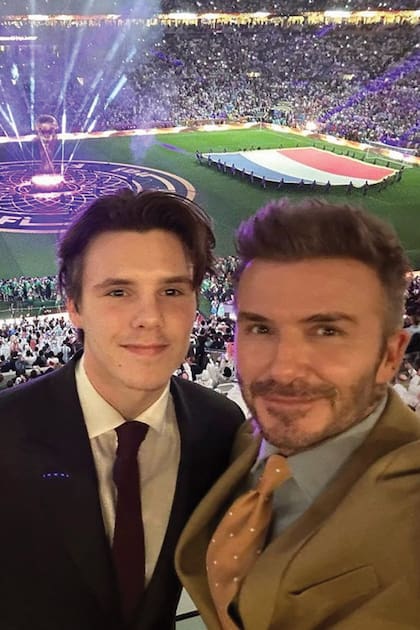 David Beckham con su hijo Cruz. El exfutbolista inglés publicó en su cuenta de Instagram fotos de la infancia de Messi y del 10 argentino con la copa, y lo llamó “El rey”, en español.
