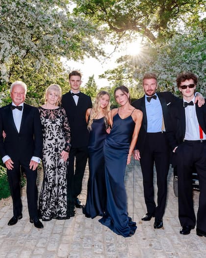 David Beckham posó en su cumpleaños número 50 con sus padres, con su mujer y con tres de sus cuatro hijos: Brooklyn no estuvo presente