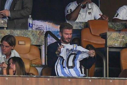 David Beckham, un símbolo de la selección inglesa y hoy accionista de Inter Miami, con la camiseta de Messi
