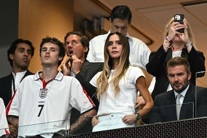 David Beckham, Victoria y su hijo Cruz fueron a gran parte de los partidos de esta Copa del Mundo. Esta tarde, no podían faltar para alentar a Inglaterra