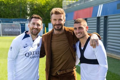 Beckham, con Messi y Verratti, durante una reciente visita a Paris Saint Germain, donde finalizó su carrera futbolística