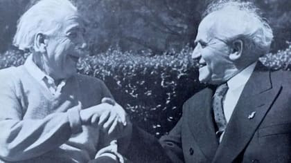 David Ben-Gurión (der) quería -pero también temía- que Albert Einstein (izq) fuera presidente de Israel