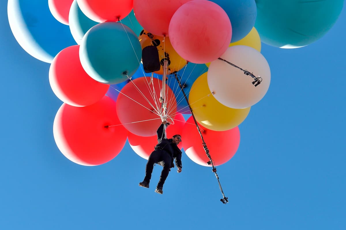 David Blaine voló a más de 7000 metros con 42 globos de helio