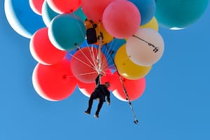 Hazaña: un ilusionista flotó a más de 7000 metros usando globos de helio