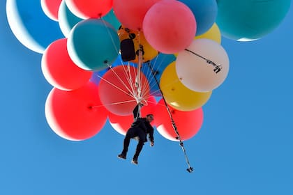 El mago logró cumplir su sueño de volar gracias a 42 globos de helio. Para concretar su proyecto, se entrenó con paracaidistas profesionales