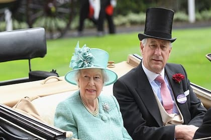 David Bowes Lyon es primo de la reina Isabel. Respecto de un capítulo de la serie de Netflix sobre las primas con discapacidad que fueron abandonadas en un psiquiátrico dijo que se trata de una fantasía absoluta. Que las dos mujeres no fueron abandonadas y que todos conocían su existencia