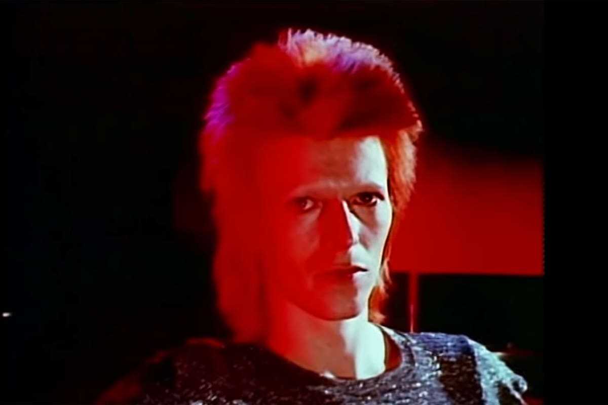 David Bowie en el video de la canción Space Oddity