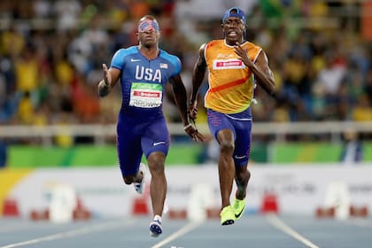 David Brown, con su guía, Jerome Avery, compite en los 100 metros masculinos T11 de los Juegos Paralímpicos Río de Janeiro 2016, en los que obtendría la medalla dorada.