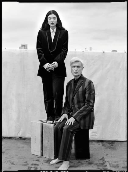 David Byrne y Lorde.
LORDE: traje y camisa de Gucci. aros de Mejuri.
BYRNE: traje de Rowing Blazers. camisa de Brioni.