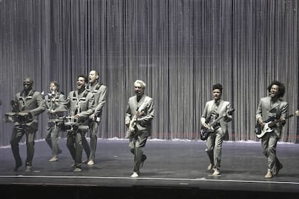 David Byrne y sus artistas: músicos, bailarines y elementos fundamentales de particulares coreografías
