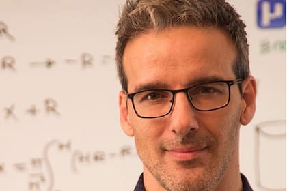 David Calle es ingeniero y hace siete años, en medio de la crisis económica en España, comenzó a dar clases por YouTube