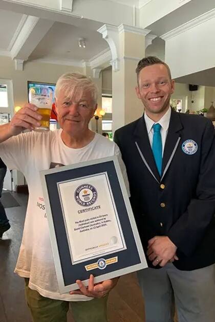 David Clarckson festejó con una cerveza en la mano