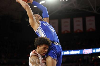 David Collins chocó brutalmente a Wendell Moore Jr. justo en medio de una volcada