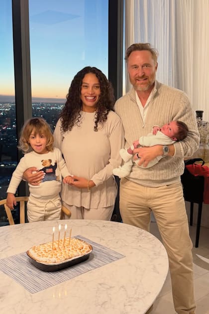 David, con su bebé recién nacido en brazos, posa con su
pareja Jessica Ledon y el primer hijo de ambos llamado
Cyan