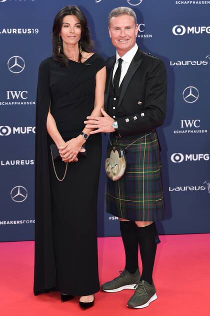 El ex piloto de automovilismo David Coulthard siguió la tradición de su Escocia natal y vistió un kilt.