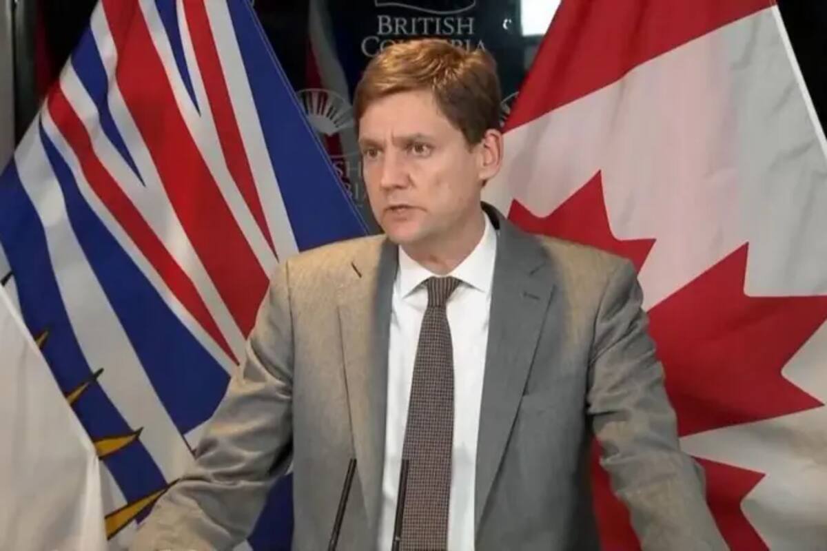 David Eby, el primer ministro de la provincia Columbia Británica, durante la rueda de prensa luego del tiroteo