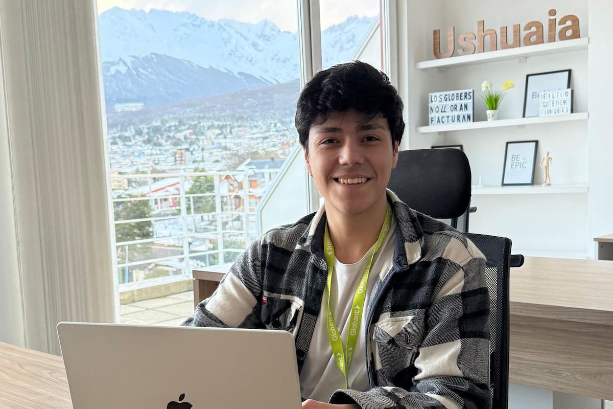 David en su oficina de Tierra del Fuego, a donde llegó el año pasado