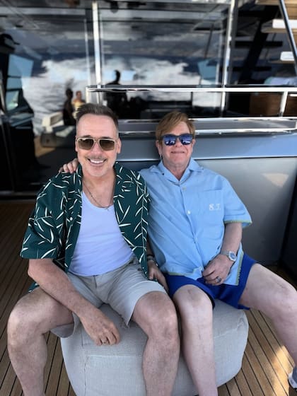 David Furnish, esposo de Elton John, contó que el músico realizó varios tratamientos y que advirtieron mejoras en el ojo izquierdo (Foto: Instagram @eltonjohn)