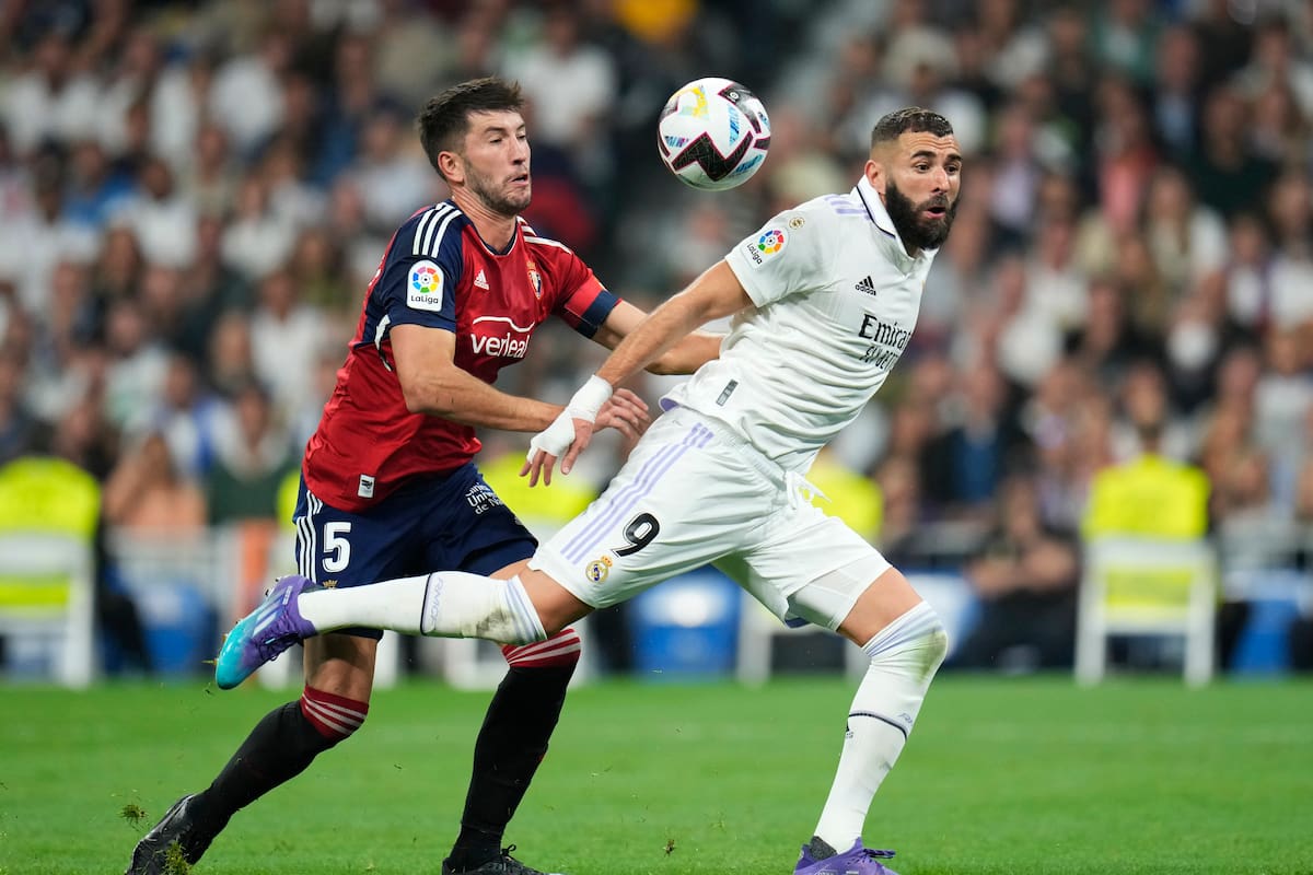 David García lucha por la pelota con Karim Benzema en el último enfrentamiento; ambos serán titulares