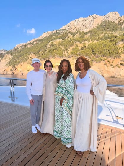 David Geffen,Kris Jenner, Oprah y Gayle King posan en cubierta.
