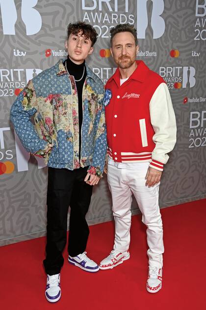 David Guetta, acompañado por su hijo Elvis, llevó chaqueta tipo universitaria y zapatillas Louis Vuitton de la colección intervenida por la artista Yayoi Kusama.