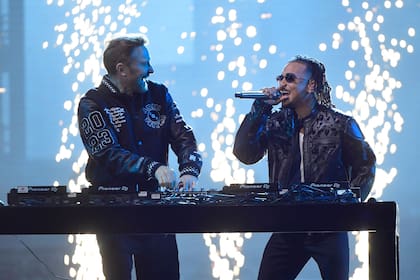 David Guetta en una de sus más recientes actuaciones, junto al cantante Ozuna, en la última ceremonia de los Latin Grammy