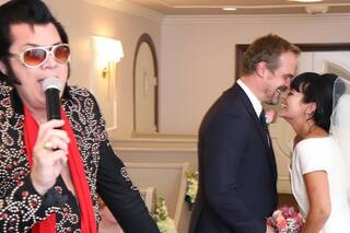 Frente a un doble de Elvis, David Harbour y Lily Allen se casaron en Las Vegas