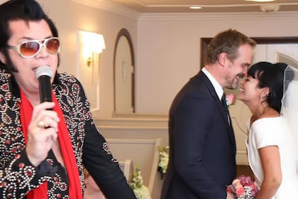 Frente a un doble de Elvis Presley, David Harbour y Lily Allen se casaron en Las Vegas