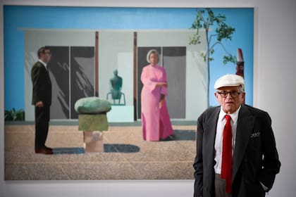 David Hockney, junto con su obra "Fred and Marcia Weisman"