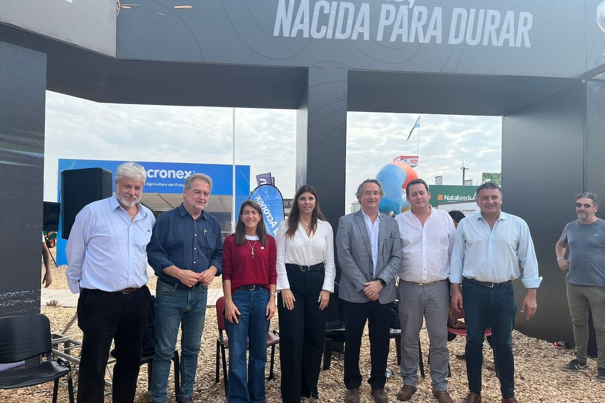 David Hughes, tesorero de la Fundación Barbechando; Roberto Mirabella (UxP); Ángeles Naveyra, presidenta de la Fundación Barbechando; Germana Figueroa Casas (PRO); Nicolás Mayoraz (LLA), Ignacio Mántaras, secretario de Agricultura y Ganadería de Santa Fe, y Marcelo González (UCR-Evolución)