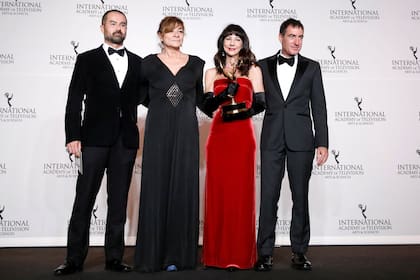 David Ito; la directora de Ficción de Atresmedia Sonia Martinez; la guionista Esther Martinez Lobato; y el creador de la serie Alex Pina recibieron anoche el Emmy a mejor serie dramática por La Casa de Papel