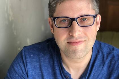 David James Poissant nació hace 41 años en Nueva York, Estados Unidos, pero se crió en Georgia. En 2014, con El cielo de los animales, hizo una entrada fulgurante en las inagotables lides del cuento norteamericano. Vida de lago, su primera novela, acaba de publicarse en la Argentina.