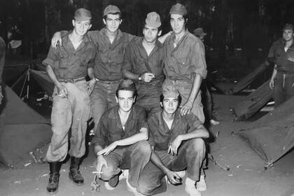 David Jiterman es el segundo conscripto, de izquierda a derecha, de la fila de atrás; si bien se reconoce como "antibélico", es el creador del juego de guerra más famoso del país; con algunos de sus compañeros de "colimba" jugaba a un juego de mesa inventado que luego se convertiría en TEG