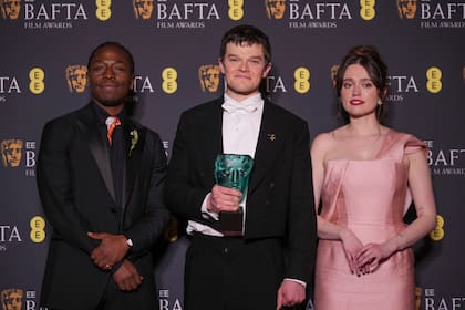 David Jonsson, a la izquierda; Aimee Lou Wood, a la derecha; y Robert Aramayo, ganador del premio EE a la estrella en ascenso y del premio a mejor actor principal por I Swear, durante la gala de los BAFTA donde un episodio en vivo reabrió el debate sobre el síndrome de Tourette y los límites entre un tic involuntario y una conducta deliberada