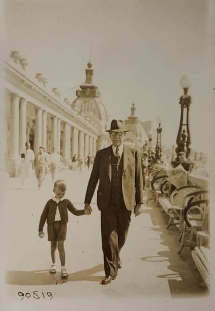 David Juan Luis Spinetto caminando junto a su nieto Ángel David Pini Spinetto por la Rambla Bristol de Mar del Plata hacia 1939/40.
