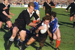 David Kirk a punto de apoyar su try en la final del primer Mundial de rugby, en 1987, apoyado por John Kirwan y pese a la oposición del francés Patrice Lagisquet