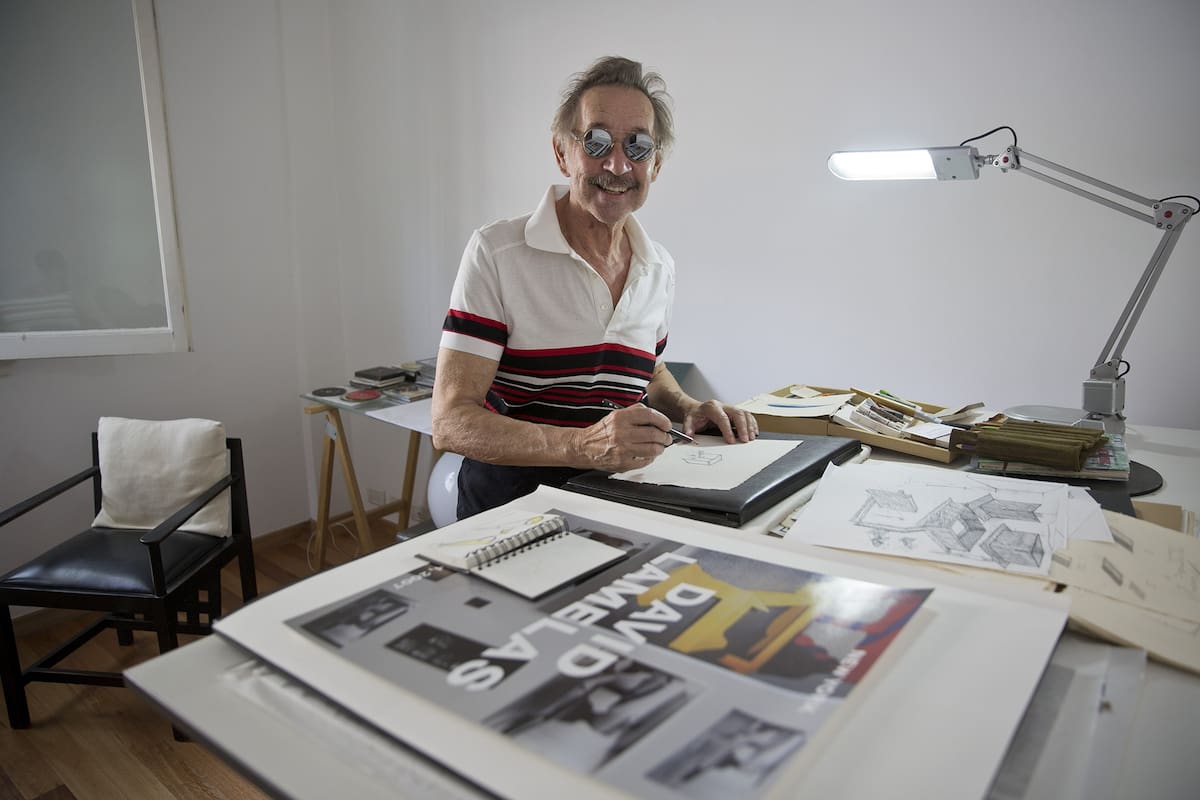 David Lamelas, en su estudio porteño, de cara al material de la muestra que inaugurará en el Malba