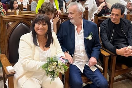 David Lebón y su flamante esposa, Patricia Oviedo. A su lado, Mollo, el testigo de casamiento