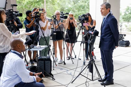 David Markus, abogado de Ghislaine Maxwell, habla con la prensa afuera del tribunal federal de Tallahassee, Florida, el 25 de julio 2025.