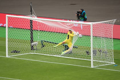 David Marshall, el arquero de Escocia, no logra salvar cuando Patrik Schick de la República Checa anota el segundo gol de su equipo durante el partido del Grupo D de la Euro 2020 (Foto de Marc Atkins / Getty Images)